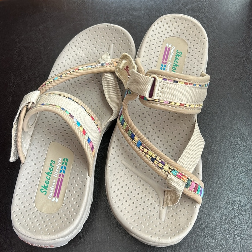🤩Like New Women’s Size 6.5 Skechers Sandals🤩